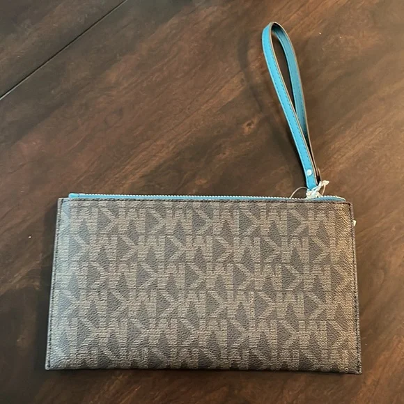 Michael Kors wristlet - Picture 4 of 4
